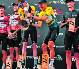 Gian Schmid (rechts) und Lukas Flückiger feiern den Gesamtsieg vor den Italienern Lorenzo und Nicolas Samparisi und den Schweizern Ursin Spescha/Simon Walter. (Bild: zVg.)