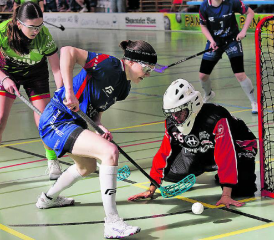 Lok Reinachs Damen (hier mit Captain Daria Hüsler) konnten ihre erfolgreiche Saison nicht mit dem Aufstieg krönen. (Bild: Roland Jaus)