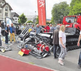 Reges Interesse und fachliche Gespräche: Mehrere Aussteller präsentierten ihre Pistenfahrzeuge vor der Staffelbacher Mehrzweckhalle.