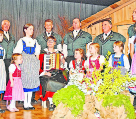 Gemeinsam mit dem Kinderchor: Die Reitnauer Jodler präsentieren den traditionellen «Glogge-Jodel». (Bilder aw.)