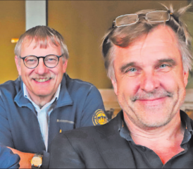 Aus der Zusammenarbeit wurde eine Freundschaft. Saalbau-Kommissionsmitglied Ruedi Hug (hinten) und Rigiblick-Theaterchef Daniel Rohr. (Bild: rc.)