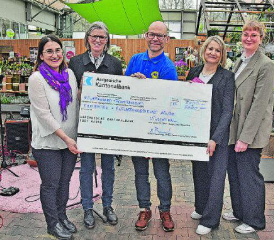 Die Checkübergabe sorgt für freundliche Gesichter: Präsident Christian Keppler vom Lions Club Suhren-/Wynental (Bildmitte) übergibt symbolisch den Check. (Bilder: aw.)