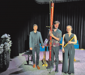 Tizian Naef, Stefan Temmingh und Susanne Geist zeigten gemeinsam mit Schülerinnen und Schülern, wie vielseitig Blockflöte klingen kann. (Bild: zVg.)