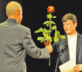 Stimmungsvolle Schulschlussfeier im Kubus Rickenbach: Im feierlichen Rahmen erhielten alle Schüler ihr Abschlusszertifikat und eine Rose.