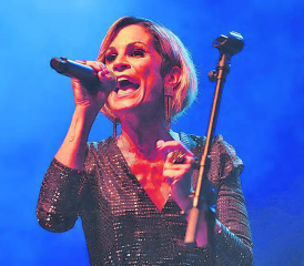 «Swingness» mit Tanja Dankner. Mit ihrer kräftigen Stimme brachte sie eine tolle Stimmung in den Saalbau. (Bilder: rc.)