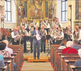 Die Abendsonne tauchte die Kirche Pfeffikon in eine stimmungsvolle Ambiance. Die Musikgesellschaft lieferte unter der Leitung von Herbert Waser die dazu passende Musik. (Bild: rc.)