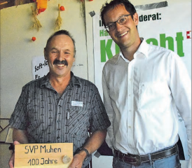 Hart wie ein Bergkristall: Christoph Hagenbuch (re.) überreichte Hans Ulrich Lüscher diese Erinnerung an den grossen Tag. (Bild: st.)