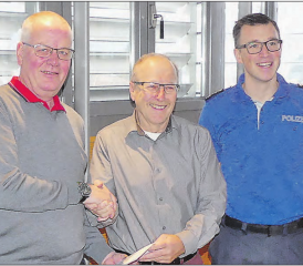 Personeller Wechsel bei der Regionalpolizei Suret: (v.li) Ueli Schlatter wird von Gemeindeammann Peter Stirnemann verabschiedet. Rafael Geiser übernimmt nun die Leitung des Polizeipostens Gränichen. (Bild: moha.)