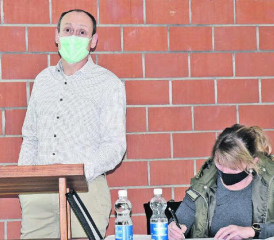 Gemeindeversammlung streng nach Corona-Vorschriften: Gemeindeammann Patric Jakob hielt über 90 Minuten mit Maske durch. (Bild: aw.)