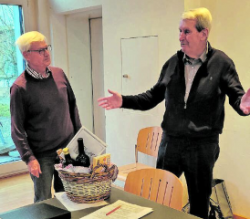 Vizepräsident Fritz Graf beschenkt den abtretenden Präsidenten Kurt Hürzeler. (Bild: zVg.)