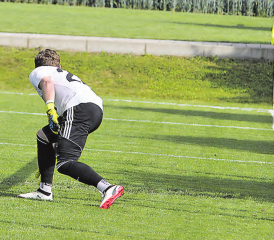 Massarbeit des Suhrer Torschützen Dario Dussin, der gegen FCG-Goalie David Schaffner zum 1:2 traf – und auch vom Fotografen. (Bild: Otto Lüscher)