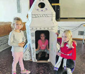 Die Kinder flogen gut ausgerüstet in den Weltraum, wo Planeten, Sterne und Geschichten auf sie warteten. (Bilder: zVg.)