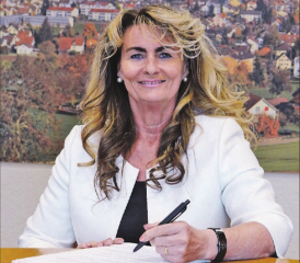 Die Reinacher Gemeinderätin Pia Müller an ihrem Schreibtisch. (Bild: René Fuchs)