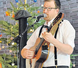 Er sang sich in die Herzen der Zuhörer: Adrian Baumgartner, «der Trubädur», sang Lieder übers Leben, insbesondere über die ältere Generation.