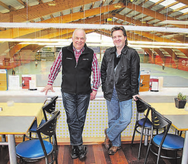 Die Organisatoren Martin Sollberger (l.) und Cris Regez freuen sich auf 40 Aussteller, 30 Marken, 157 Autos, 10 Foodtrucks und viele Besucher. (Bild: zVg.)