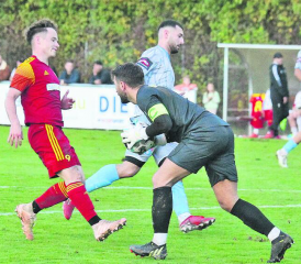 Es ist zum Verzweifeln: Auch Jan Schneider − hier im Spiel gegen Windisch − kommt zu oft einen Schritt zu spät. (Bild: Otto Lüscher)