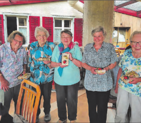Über 450 Jahre Lebenserfahrung: Diese über 90-jährigen Teilnehmerinnen erhielten während der Reise ein kleines Präsent. (Bild: zVg.)