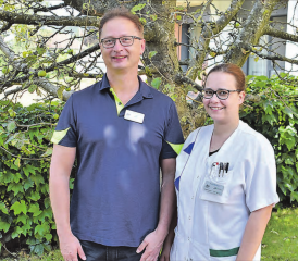 Gelungene Premiere: Erstmals hat bei der Spitex Mittleres Wynental mit Anja Widmer eine junge Frau die Ausbildung zur Pflegefachfrau HF abgeschlossen, im Bild mit Ausbildner Fredrik Riikonen. (Bild: hg.)