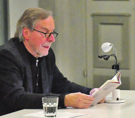 Lyrik und Prosa in einem: Klaus Merz las aus seinem neuen Buch «firma». (Bilder: Evelyn Pesentheiner)