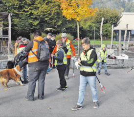 Besammlungsort Schulhausplatz: Organisatoren und Helfer treffen sich zum Clean-up-day-Einsatz. (Bilder aw.)