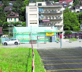 Sollen Alterszentrum (grosses Gebäude hinten) und Gemeinde ihre Plätze tauschen? Eine Umfrage des Komitees «Pro Landabtausch» will der Frage nachgehen. Derzeit ist auf Teilen der grünen Wiese ein temporärer Parkplatz installiert. (Bild: Remo Conoci)