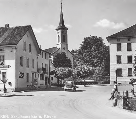 Waagplatz mit Kirche und Altes Schulhaus um ca 1937. Man beachte den lässig am Wyna-Brüggli angelehnten Mann und die Oldtimer vor dem Gasthaus zur Waag. Das frühere Hotel-Restaurant war während Jahrzehnten ein ganz zentraler, gesellschaftlicher Treffpunkt und hat seinen Namen von der damaligen öffentlichen Waage vor dem Haus abgeleitet.