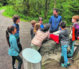 Das Interesse war auch in dieser Gruppe gross: Der frühere Weltmeister Matthias Merz erklärt den Ferienspass-Kindern eine Übung. (Bild: zVg.)