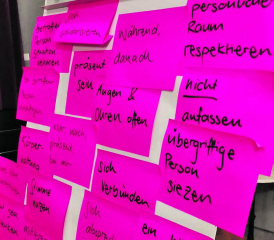 Brainstorming: Was kann man tun, wenn ein anderer Fahrgast im Zug unflätig wird? Wie soll man sich im Falle einer Intervention verhalten, damit es nicht dennoch zur Eskalation kommt? Im Workshop wurden Ideen gesammelt. (Bild:zVg)