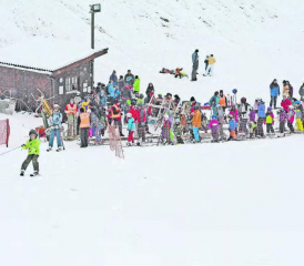 Aus dem Archiv: Im Winter 2017 herrschte Hochbetrieb beim Skilift Bottenwil. In diesem Jahr lassen Schneemangel und Corona wohl nur von einem Betrieb träumen. (Bild: KF)