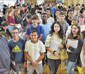 Haben einen aufregenden Besuchstag hinter sich: Die Schüler der zweiten Klasse Real mit Lehrer Richard Suter (links). (Bilder: aw.)