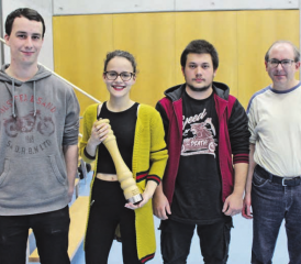 Die Jungschützengruppe der SG Zofingen siegte am kantonalen Gruppenfinal 2018 (v.l.): Fabian Wiesenzarter, Jessica Sommerhalder, Jean-Michel Blättler mit Bezirksjungschützenleiter Patrick Kyburz. Es fehlt: Domenic Keller. (Bild: uhl.)