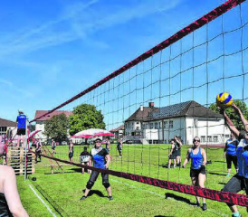 Ein hart umkämpftes Spiel zwischen den Unterkulmerinnen und den Teufenthalerinnen, erstere holten sich den Kreismeistertitel. (Bilder: Simone Stadler)