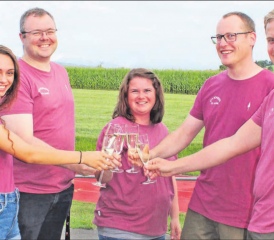 Voller Vorfreude auf den grossen Anlass stossen Tarja Schumacher, Andy Bolliger,Andrea Holliger, Reto Holliger und Linus Lingg auf das Jubiläum an. (Bild: grh)