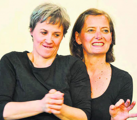 Der «Tag der älteren Menschen» findet am Samstag, 1. Oktober im Kultur- und Kongresshaus in Aarau statt.Ab 9 Uhr sind die Marktstände geöffnet und die Gruppe «gehdicht» (Bild) lockert den Anlass theatralisch auf. (Bild: zVg.)