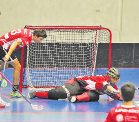 Die Verteidigung von Baden-Birmenstorf in Bedrängnis: Reinachs David Dünki (11) und Andreas Frey (69) stehen bereit, falls Armin Frey den Ball nicht am Badener Torhüter vorbei bringen sollte. (Bild: Otto Lüscher)
