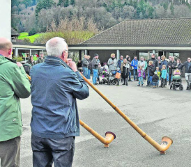 Alphornklänge zum Jahreswechsel: Andreas Koller und Walter Brugger v. l. bliesen Melodien auf ihren Alphörnern am Silvesterapéro in Kirchleerau. (Bild: aw.)