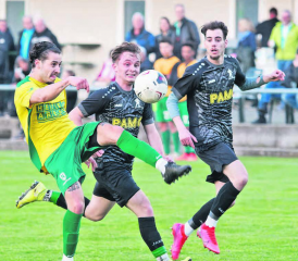 Bereits vor einer Woche holte der FC Gontenschwil zu Hause gegen Niederlenz drei wichtige Punkte. Nach seinem USA-Aufenthalt erzielte Rückkehrer Rafael Eglauf (Mitte) den einzigen Treffer des Abends. (Bild: Roland Jaus)