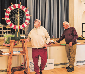 Mit Spannung beobachtet Peter Eichenberger das Rad. (Bild: dr., Archiv)