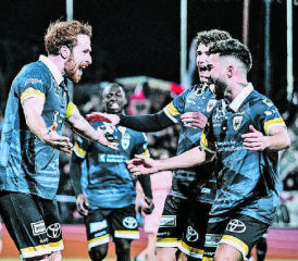 Kollektiver Jubel nach dem zweiten Treffer: Der FC Aarau reitet weiter auf der Erfolgswelle. (Bild: Sarah Rölli)