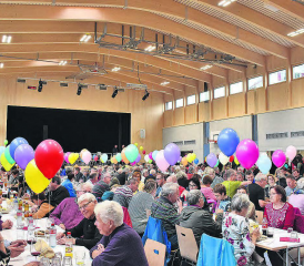 Hell, freundlich und einladend präsentiert sich der grosse Mehrzwecksaal, welcher seine Feuertaufe anlässlich der Einweihung mit Bravour bestanden hat. (Bilder: hg.)