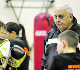 Urs Berchthold in seinem liebsten Elenent: Der 72-Jährige unterrichtet eine Gruppe junger Mädchen und Jungen in der Turnhalle auf der Burg.