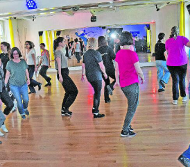 Tanz der 20er bis 40er Jahre: Solo-Swing war einer von sieben Tänzen am Tag der offenen Tür der Tanzschule Dance2bee. (Bilder: aw.)