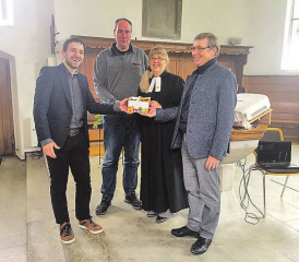 Dankbarkeit überreicht. Die Überbringer der «Znünichörbli», zusammen mit der Pfarrerin der Kirche Rued, Nadine Hassler Bütschi. (Bild: zVg.)
