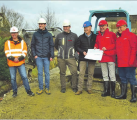 Ein erfreulicher Tag für alle Beteiligten: v.l. Armin Roth (Sustra), Cédric Frei und Markus Mathys (beide suisseplan), Peter Stadler (Gemeindeammann), Daniel Probst und Heinz Kleiner (Mobiliar) und Markus Goldenberger (Gemeinderat, verantwortlich für den Bau). (Bild: st.)