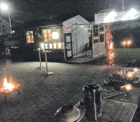 Alles stand bereit am Dienstagabend für einen Zwischenhalt bei der Adventsfensterbesichtigung im Tal. Bald schon nahmen ca. drei Dutzend Leute den Platz ein.