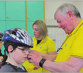 Die meisten Velohelme sind falsch eingestellt: TCS-Experte Walter Wolf zeigt, worauf zu achten ist. (Bild: zVg.)