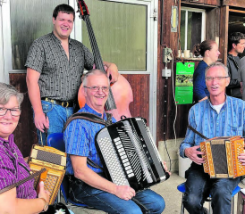 Mit musikalischer Umrahmung: Der Erntedankgottesdienst der reformierten Kirche Kulm fand auf dem Berghof der Familie Widmer in Oberkulm statt. (Bilder: zVg.)