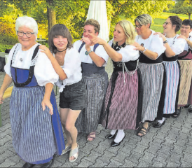 Eine Polonaise zum Geburtstag! Angeführt von der Jubilarin Lotti Läuppi, folgten Enkelin Anne C. Estermann, Tochter Susanne Estermann und die ganze Gästeschar. (Bild und Text: Hedwig Steiner)