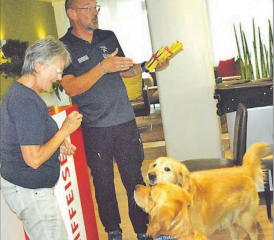 Nico und Champ, sie waren die Stars und stahlen allen die Show: Erika Lüscher vom Club der alten Hasen dankte nicht nur Adrian Kummer, sondern auch den beiden Hunden, je mit Goodies. (Bild: st.)