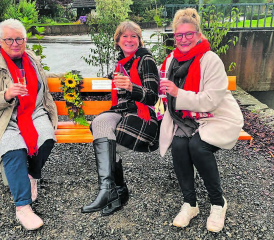 Mit der Widmung «Plaudern – sitzen – ruhen – gucken, gespendet von den Krausen Glucken» lädt die neue Sitzbank Einheimische wie auch Auswärtige zum entspannten Verweilen ein.